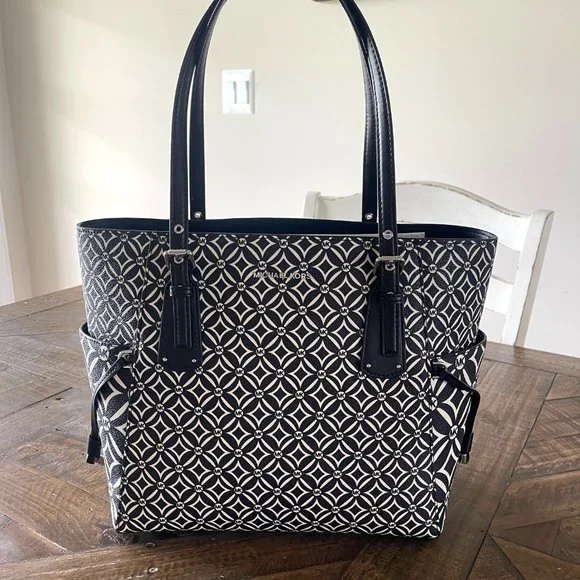 Michael kors best sale black voyager tote
